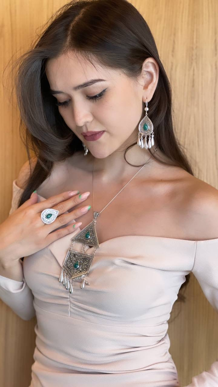 BEAUTIFUL JEWELRY SET with green stone