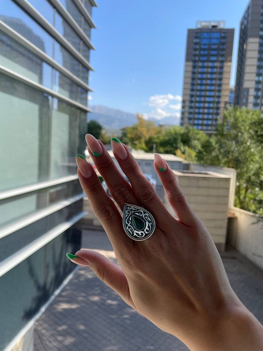 BEAUTIFUL RING with green stone