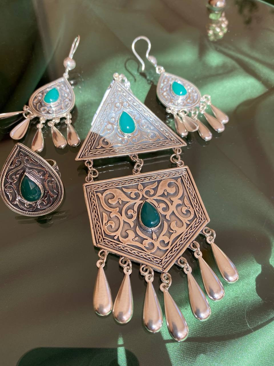 BEAUTIFUL JEWELRY SET with green stone