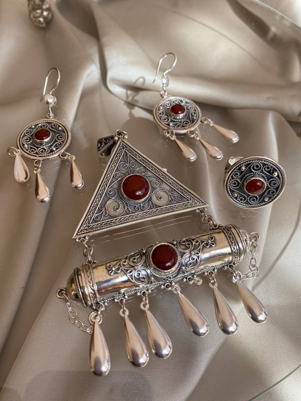 BEAUTIFUL JEWELRY SET with red stone