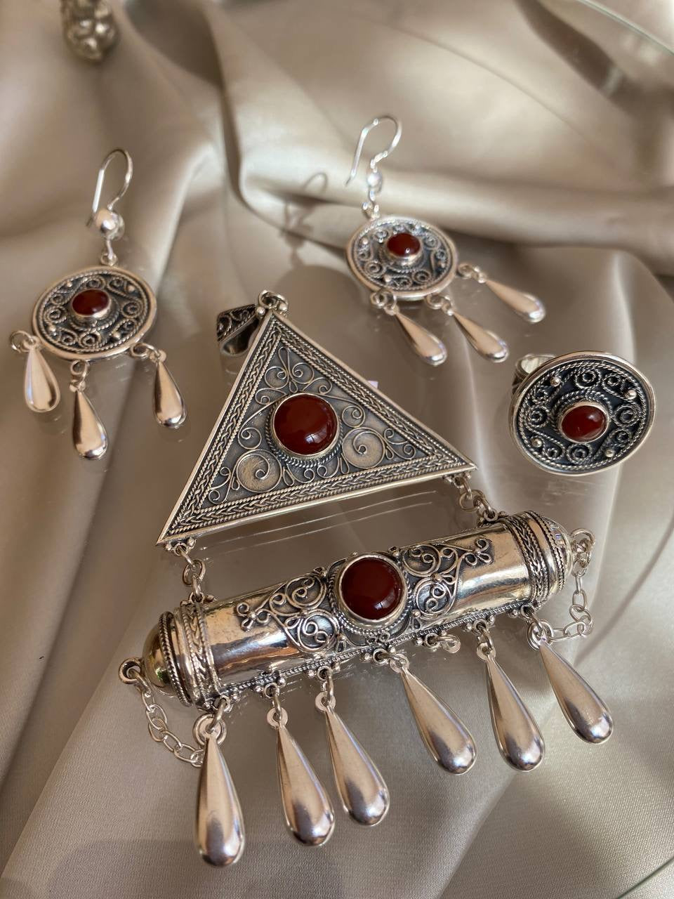 BEAUTIFUL JEWELRY SET with red stone