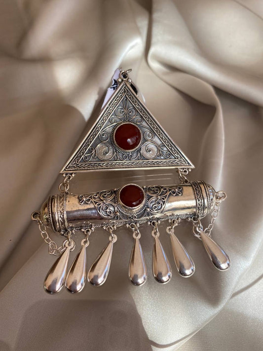 BEAUTIFUL PENDANT with red stone