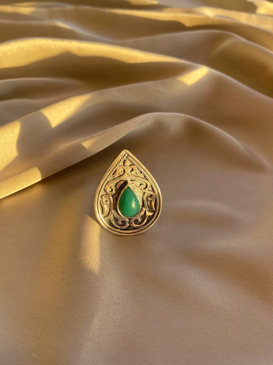 BEAUTIFUL RING with green stone