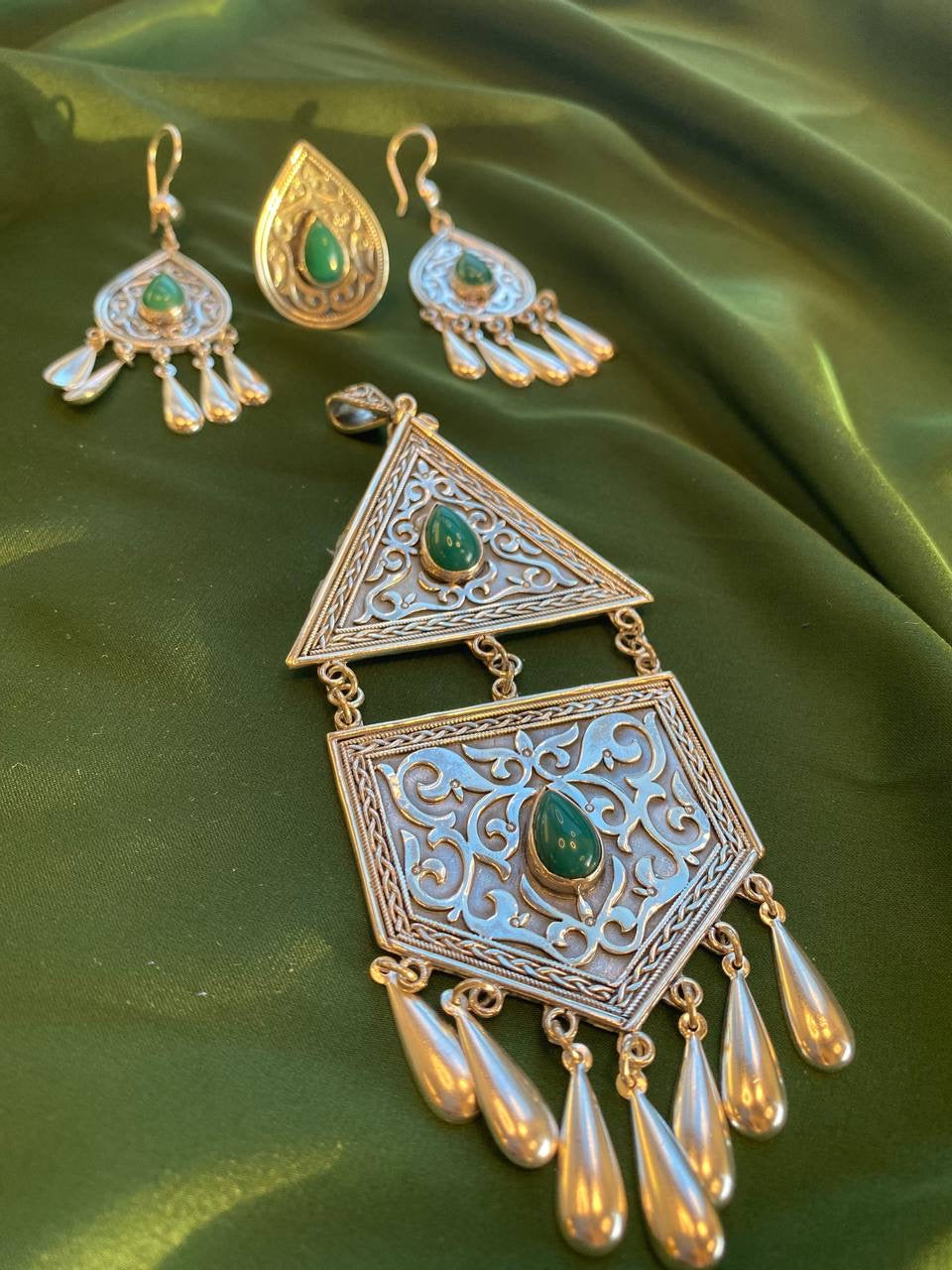 BEAUTIFUL JEWELRY SET with green stone