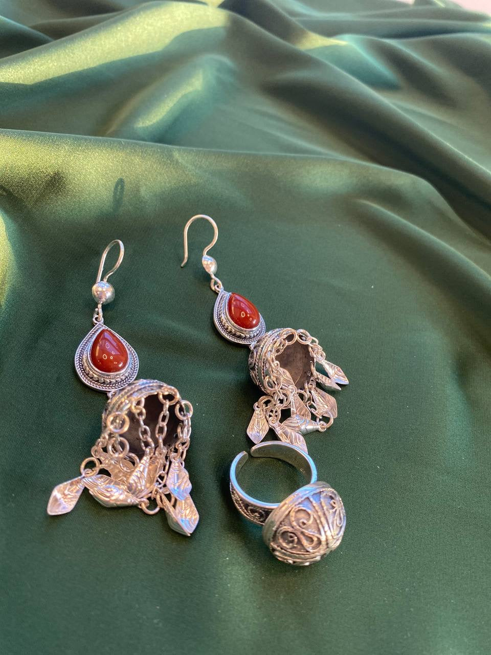 SILVER JEWELRY SET with red stone